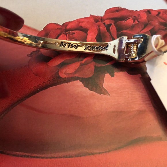 Adorable Authentic Betsy Johnson hinged Bracelet. New with tag. - Picture 12 of 13